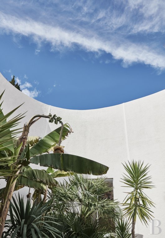 An architect-designed villa built in the 1970s near Arles, in Bouches-du-Rhône - photo  n°30